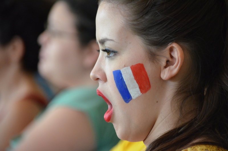 девушка с флагом франции