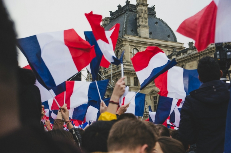 люди с флагами франции