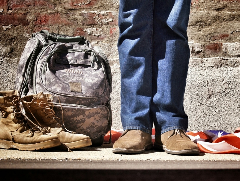 военная обувь и рюкзак