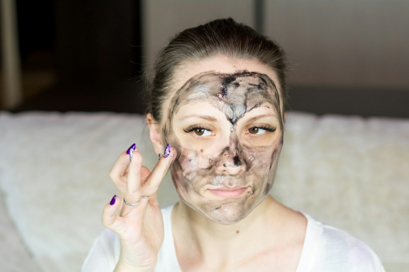 женщина с косметической маской на лице