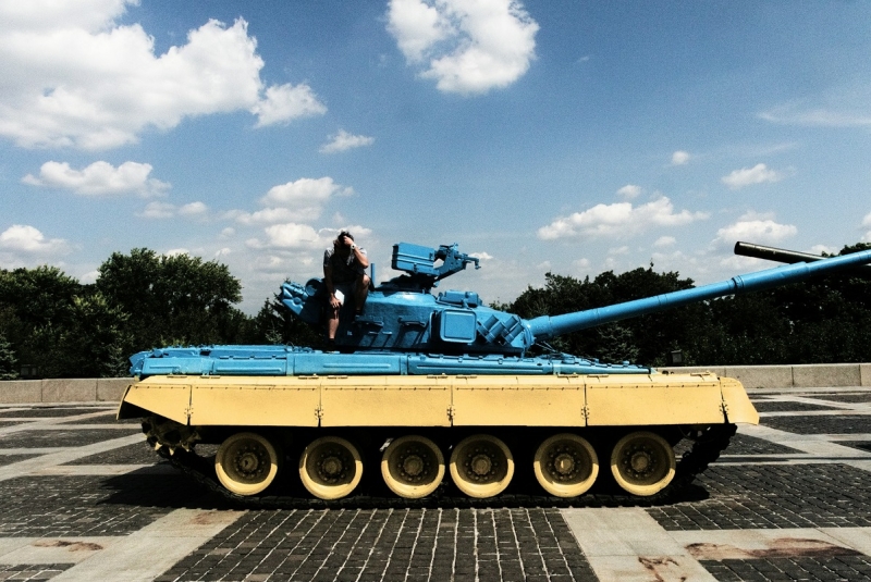 танк в цветах украинского флага