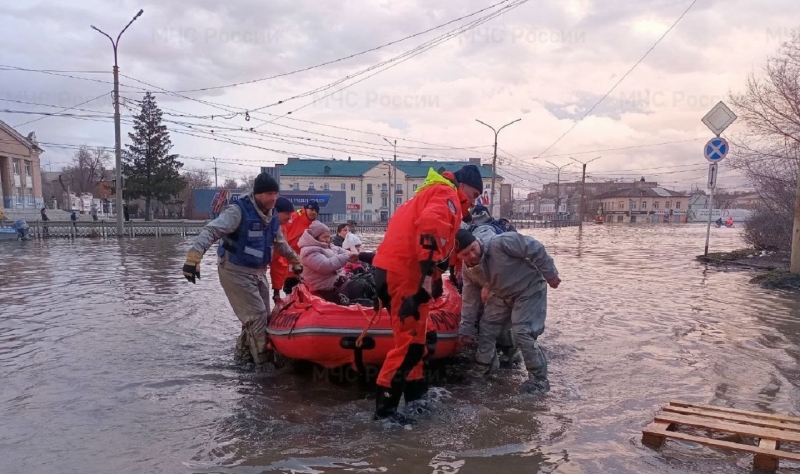 Спасение людей из зоны затопления