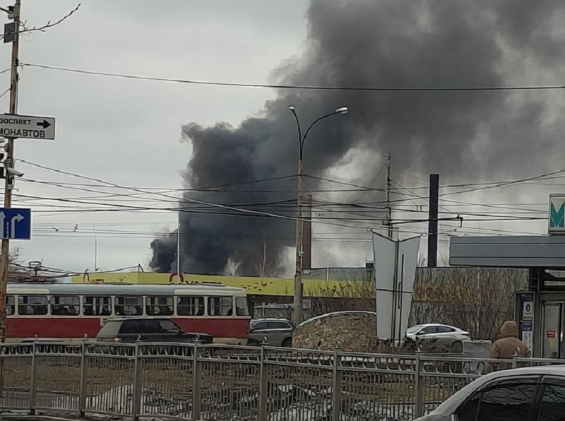 Столб черного дыма виден практически во всех районах города