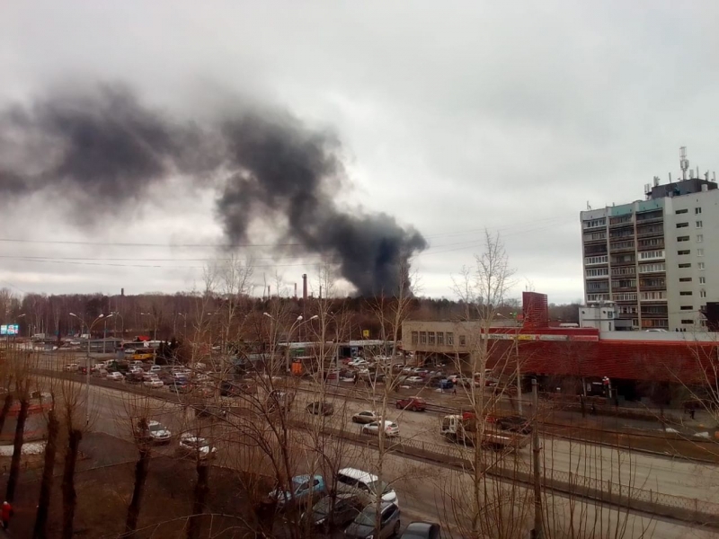 Столб черного дыма виден практически во всех районах города