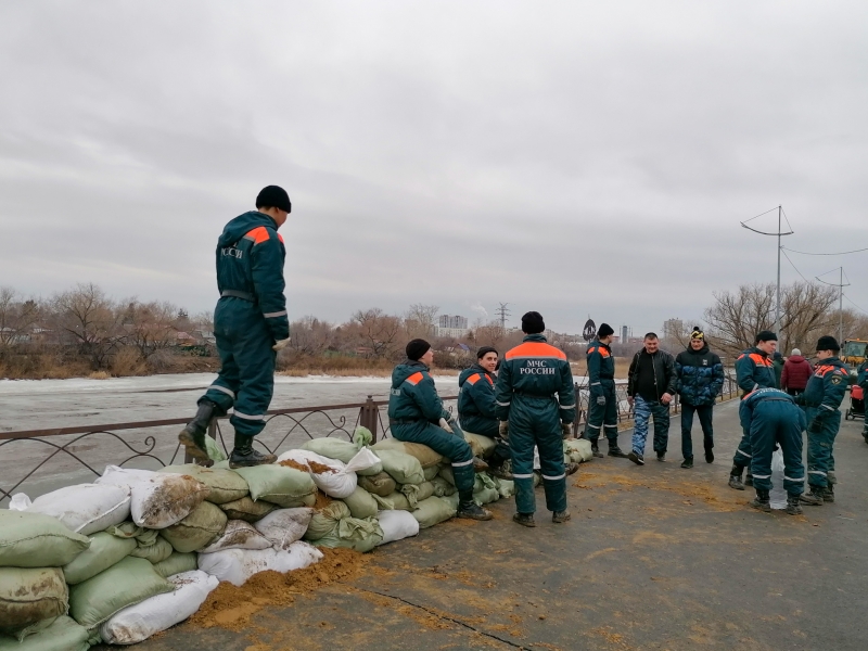 Спасатели МЧС работают во время паводка