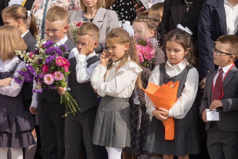 Первоклассники на линейке в школе