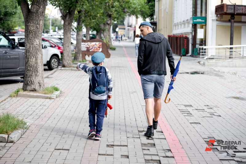 Отец и сын гуляют по Петербургу