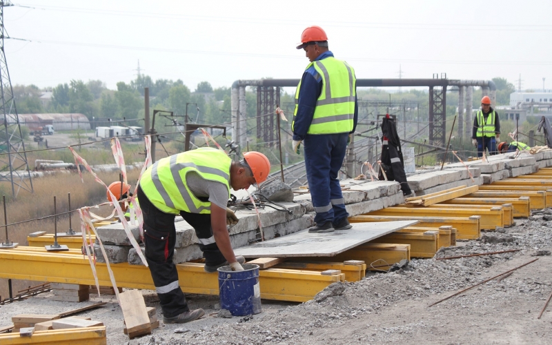 Рабочие строят мост