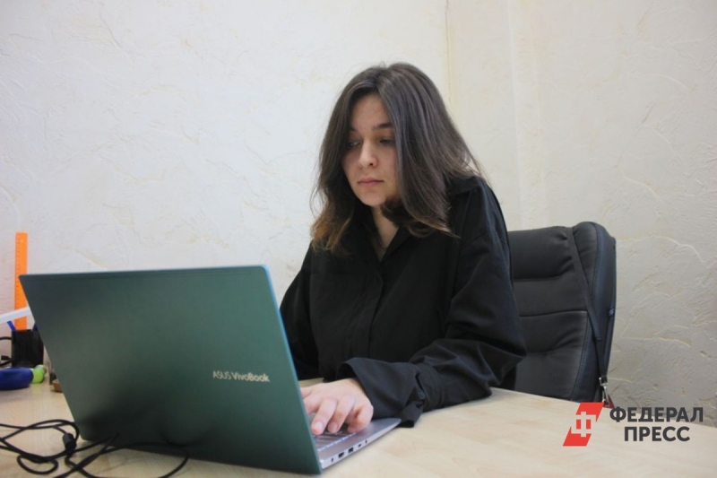 Девушка с компьютером