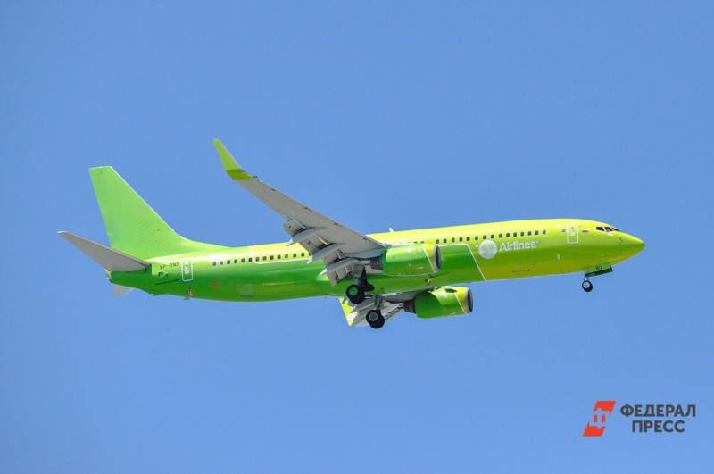 Зеленый самолет в небе