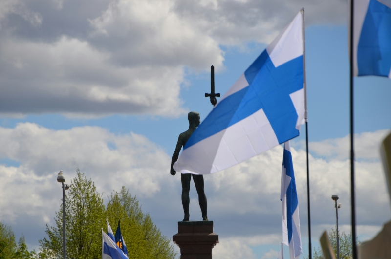 Финский флаг