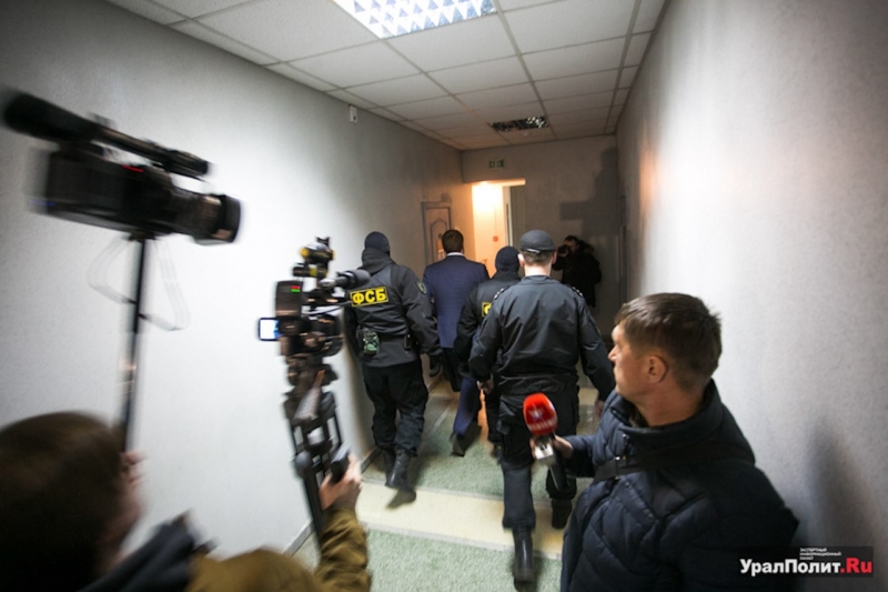 Сотрудники ФСБ ведут задержанного