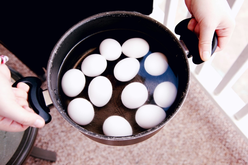 Яйца в кастрюле