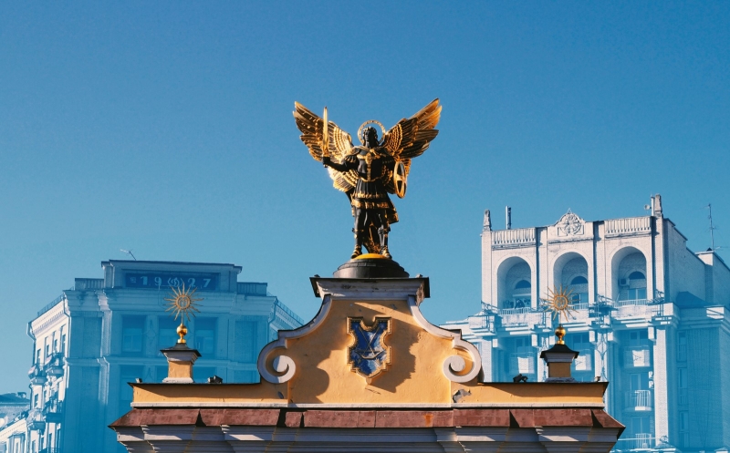 Памятник архангелу Михаилу в Киеве