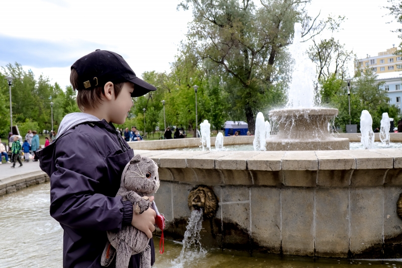 Ребенок у фонтана