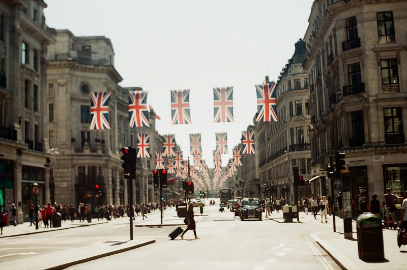 Улица Лондона с британскими флагами
