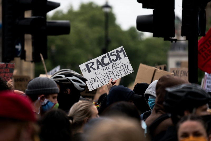 Знак с надписью: Расизм настоящая пандемия
