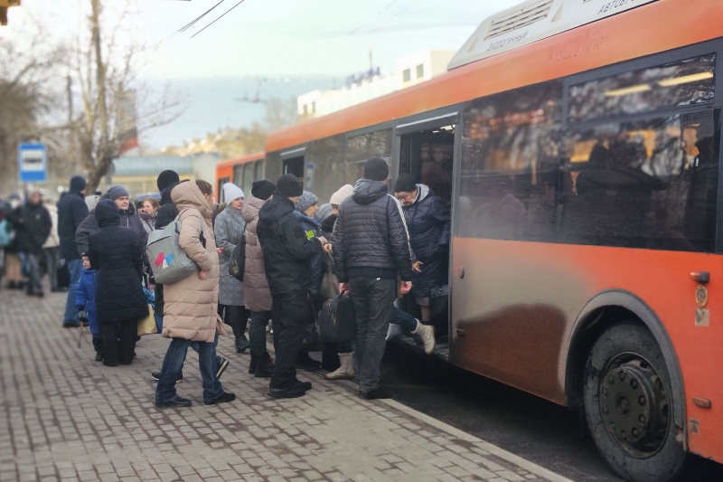 Люди садятся в переполненный автобус