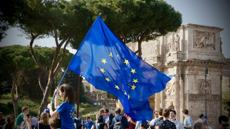 Девушка держит флаг Евросоюза
