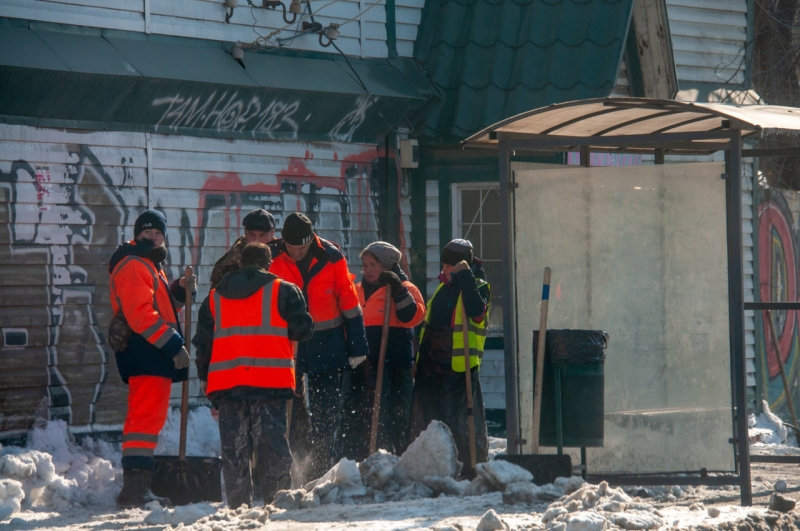 Мигранты убирают улицы города