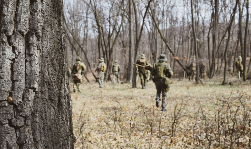 Военные в лесной местности