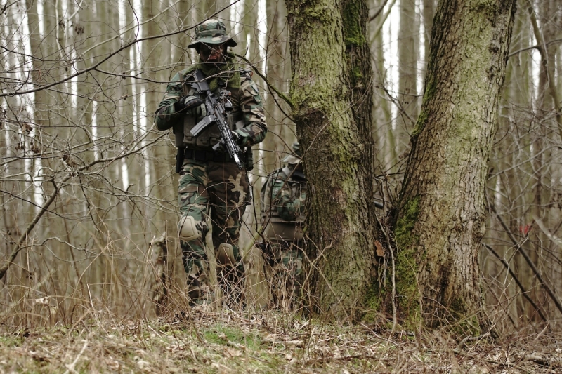 Солдаты на учениях в лесу