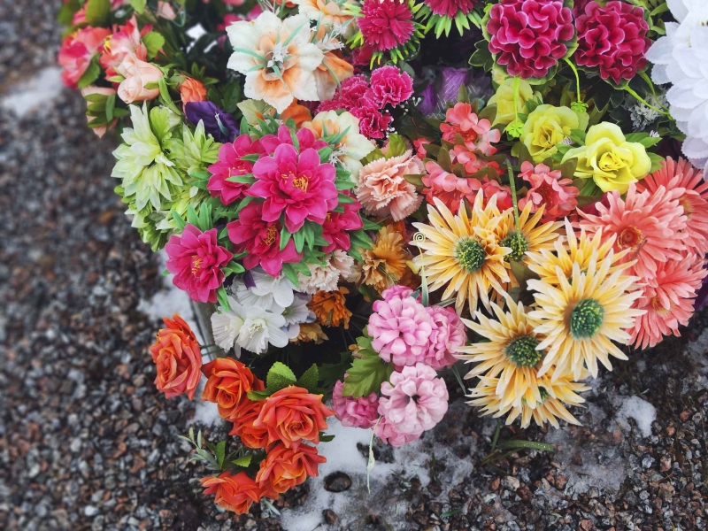 Цветы на могиле