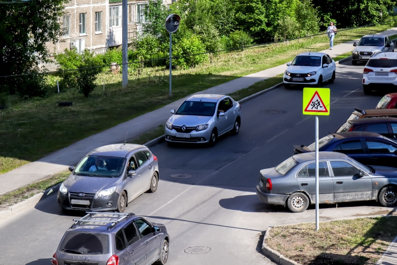 Автомобили движутся по проезжей части