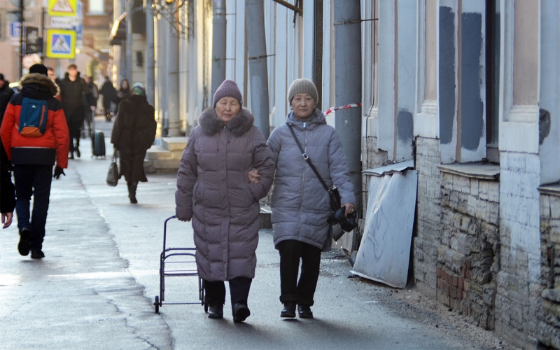 Пенсионеры идут по улице