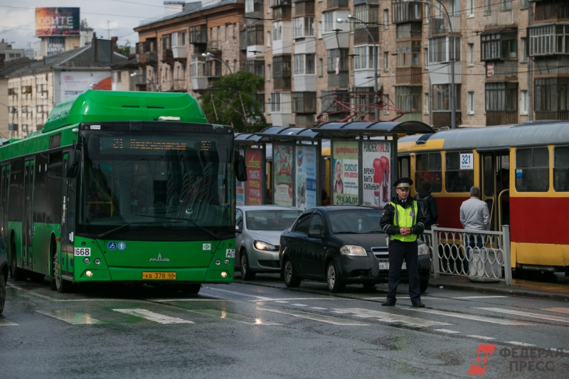 Автобус едет по улице в Хабаровске
