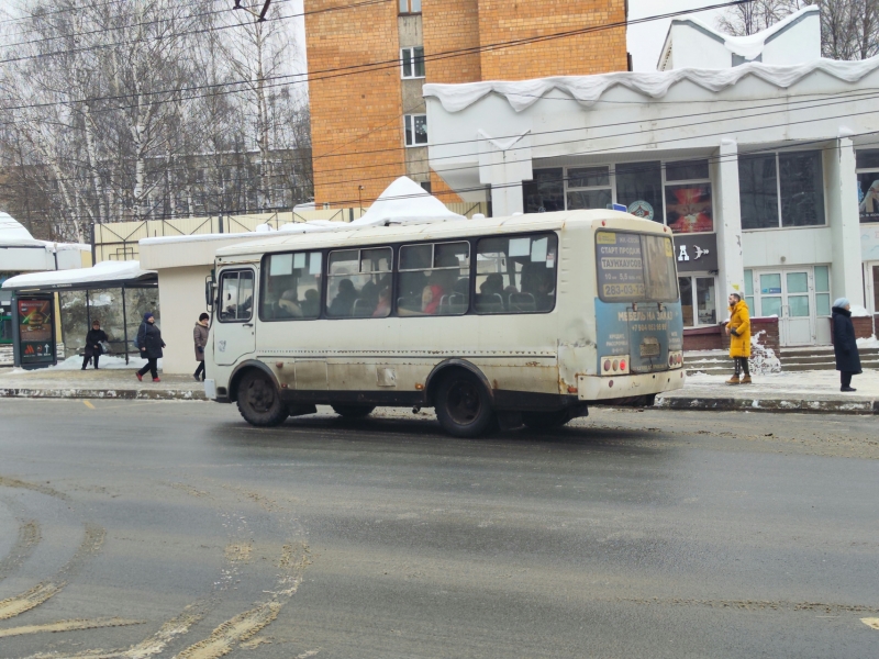 Автобус на остановке забирает пассажиров