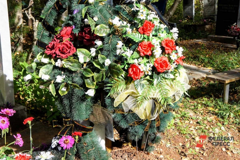 Цветы и венки на могиле