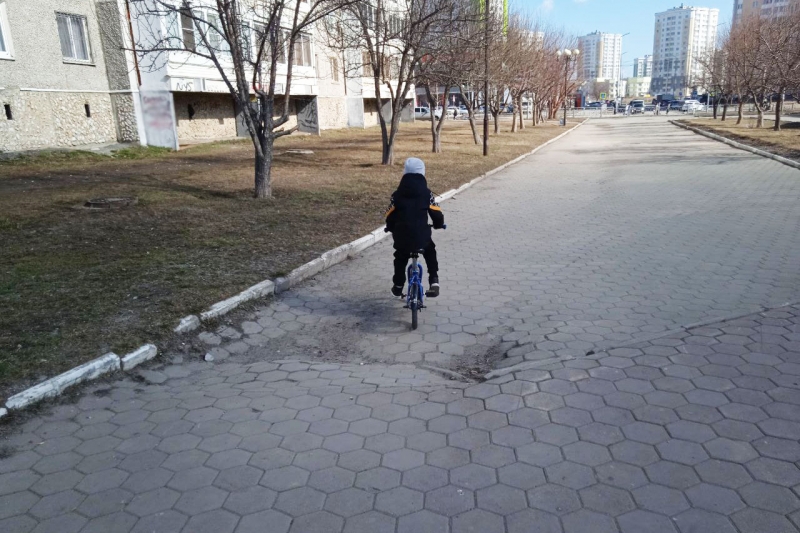 ребенок на велосипеде
