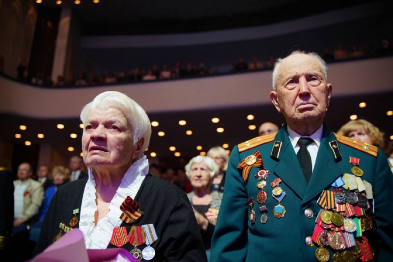 Михаил Дегтярев поздравил ветеранов с Днем Победы