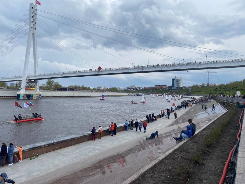 Посмотреть на водный парад собрались жители и гости города