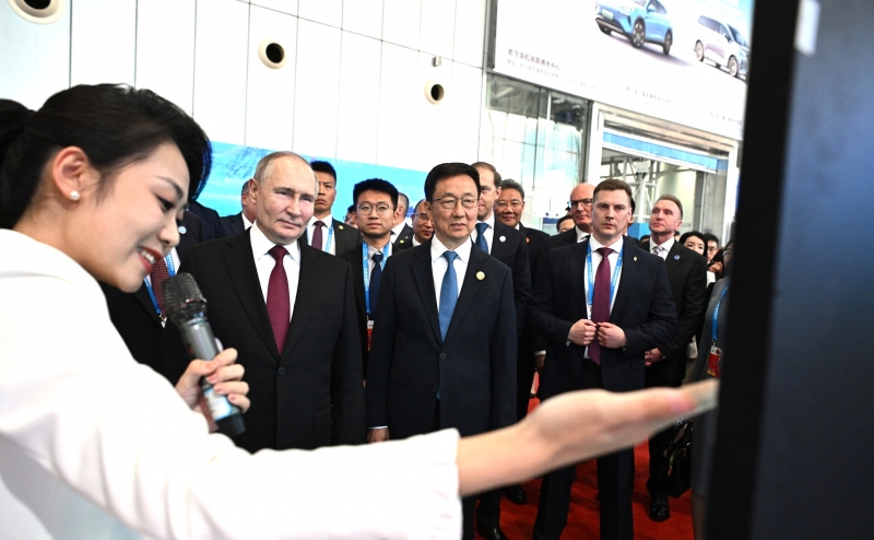 Глава Якутии на открытии ЭКСПО в Харбине представил Владимиру Путину и заместителю председателя КНР Хань Чжэну выставочный стенд региона