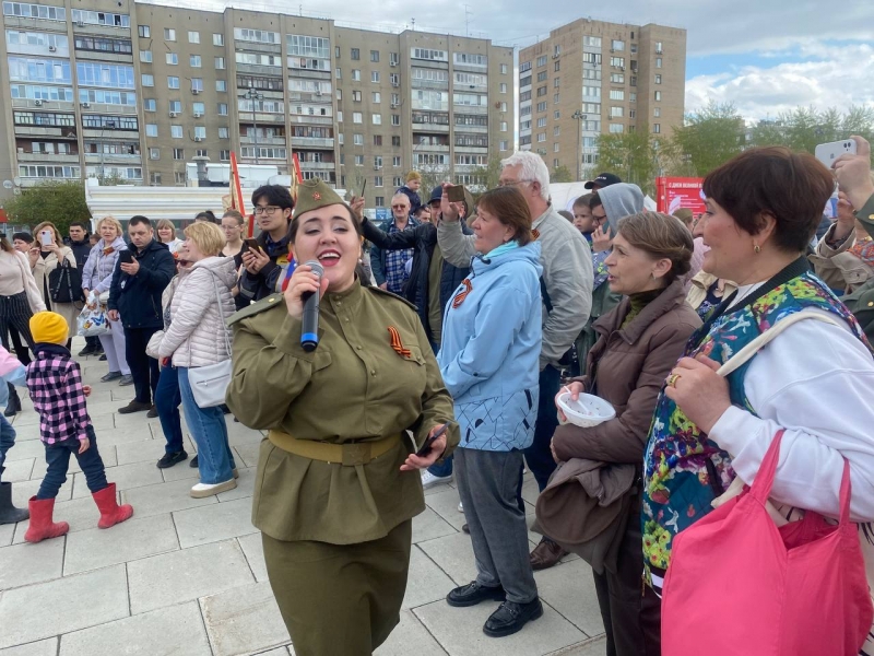 Артисты исполнили песни военных лет