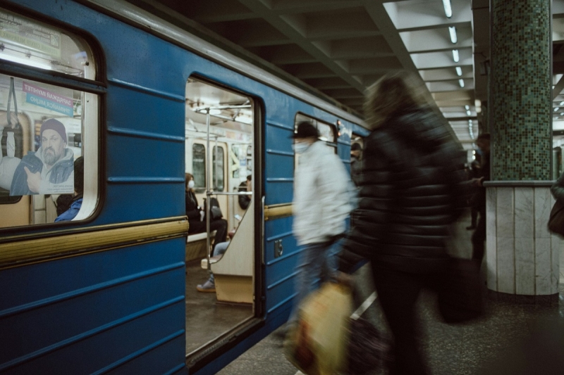 люди в украинском метро