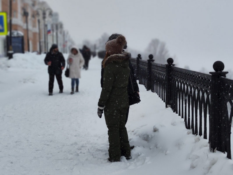 люди на заснеженной улице