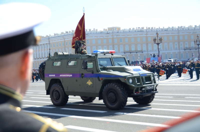 По Дворцовой площади строем прошли 4500 военных