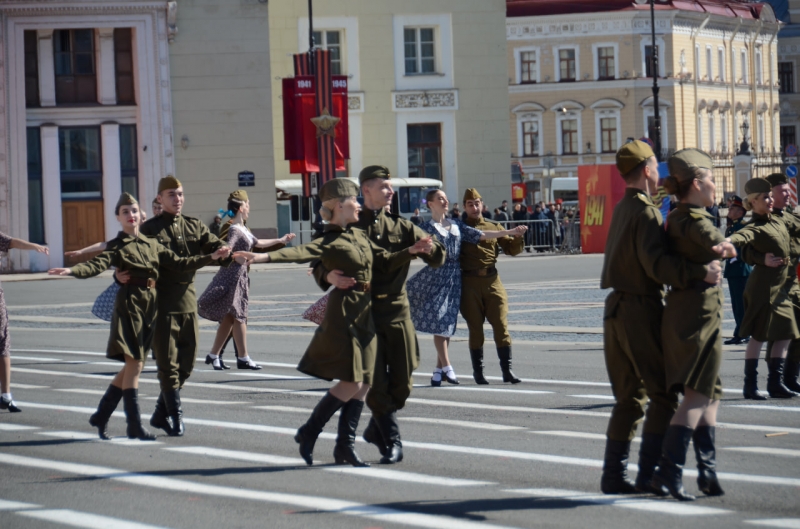 По Дворцовой площади строем прошли 4500 военных