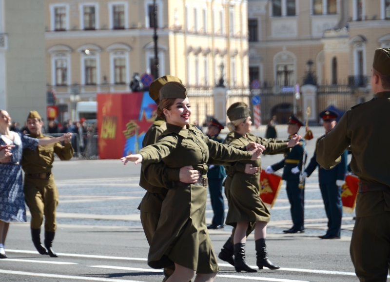 По Дворцовой площади строем прошли 4500 военных