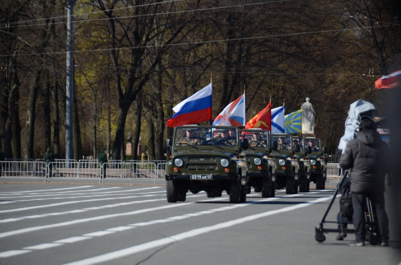 По Дворцовой площади строем прошли 4500 военных