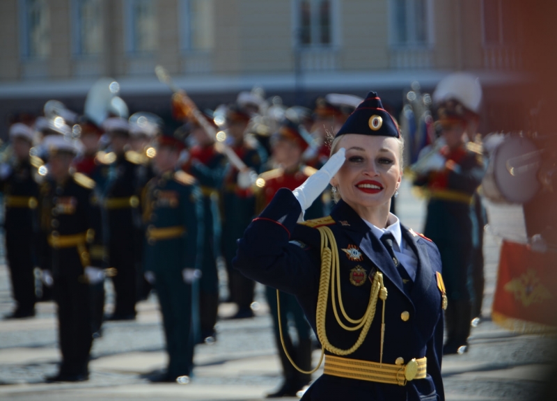 По Дворцовой площади строем прошли 4500 военных