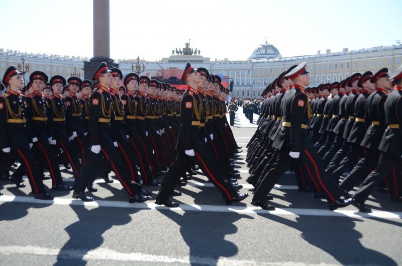 По Дворцовой площади строем прошли 4500 военных