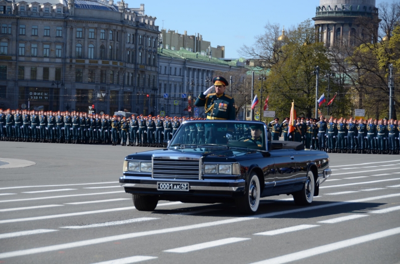 По Дворцовой площади строем прошли 4500 военных