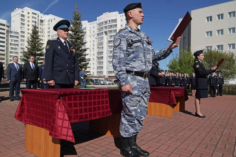 Судебный пристав приносит присягу