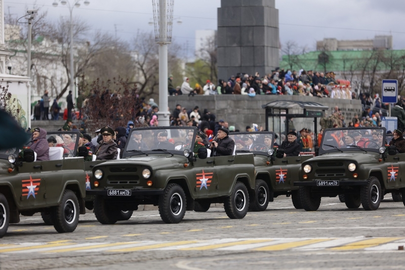 Колонну военной техники возглавил легендарный Т-34