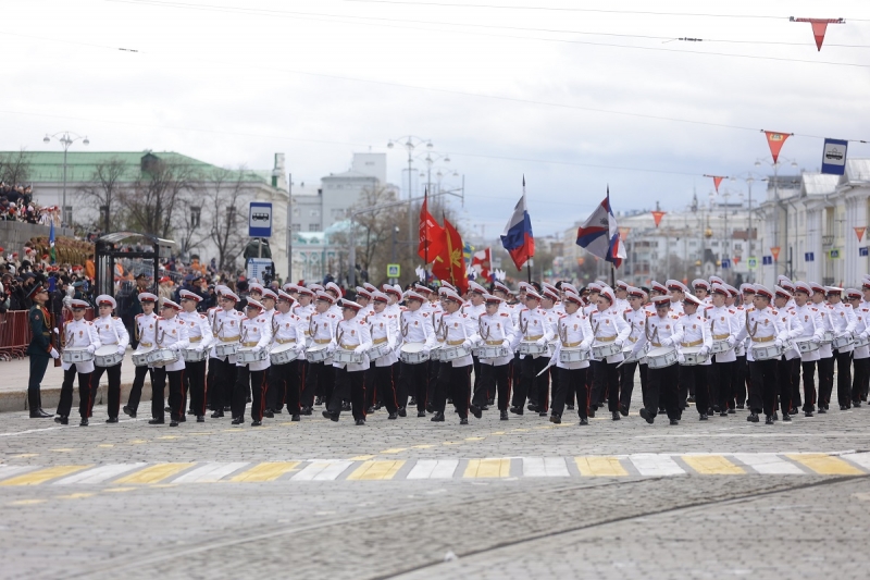 Колонну военной техники возглавил легендарный Т-34