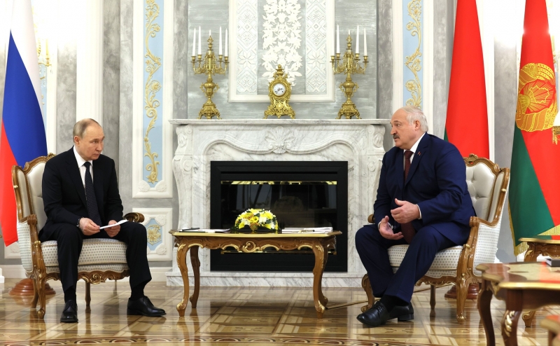 Владимир Путин начал ряд визитов по странам СНГ с Белоруссии